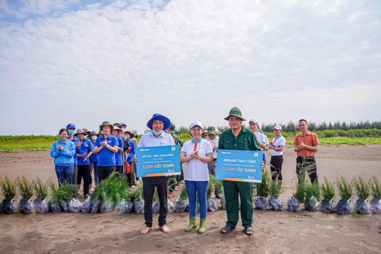 ABBANK tài trợ 13.000 cây phi lao được trồng tại rừng phòng hộ ven biển Tiền Giang chung tay ứng phó biến đổi khí hậu.