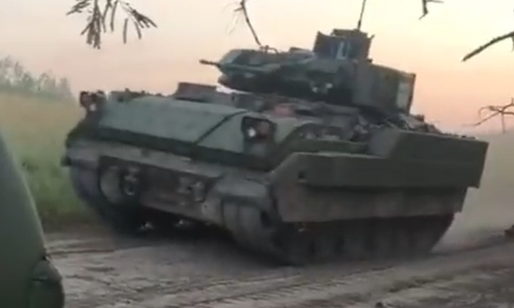 Ukraine bổ sung giáp cho xe chiến đấu Bradley đối phó Nga