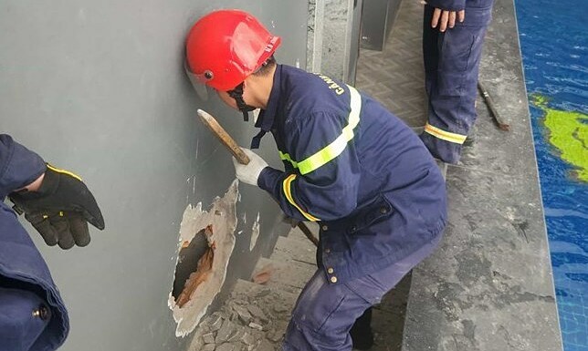 Đục tường cứu hai khách Trung Quốc kẹt trong thang máy